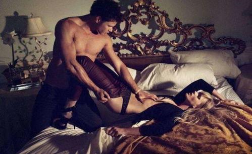 男女滚床单的视频