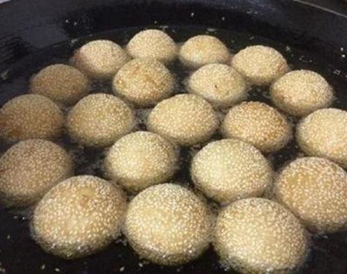 炸麻球视频,香脆可口，制作简单的传统美食揭秘